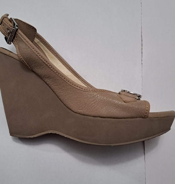 Michael Kors Charm Wedge Open Toe Sandal In Cement   Size 8.5 - Picture 7 of 13